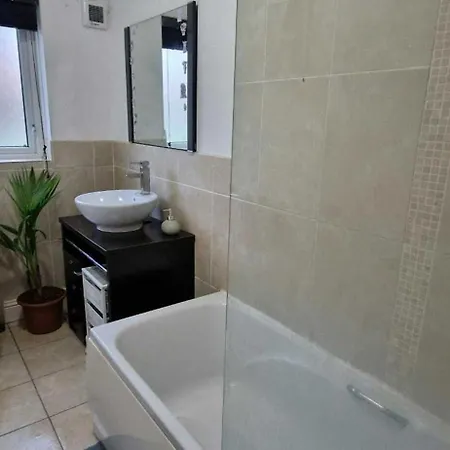 Peaceful & Pet Friendly 200mtrs To Dundrum Centre Daire *