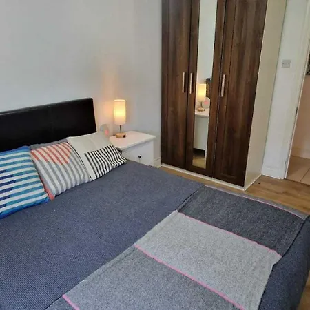 Peaceful & Pet Friendly 200mtrs To Dundrum Centre Lejlighed
